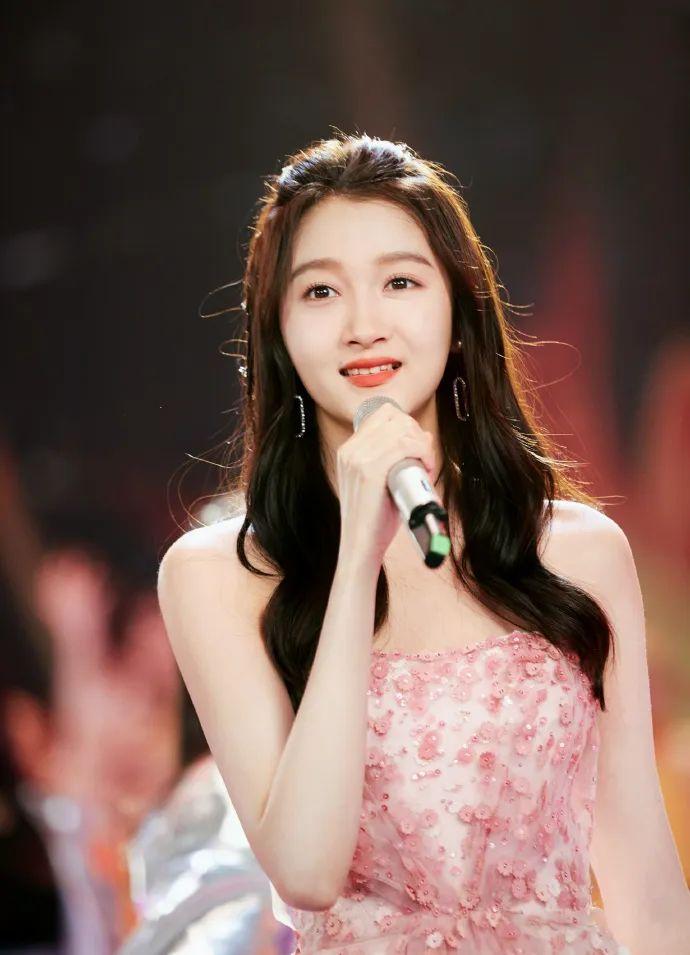 关晓彤发色最新,关晓彤发色最新,一场自然美景的心灵之旅