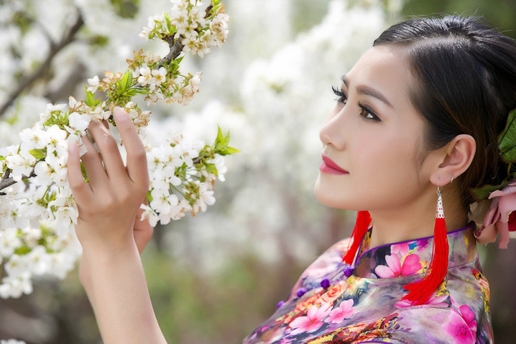 金玉娇妻，梨花情溢满篇章的最新章节