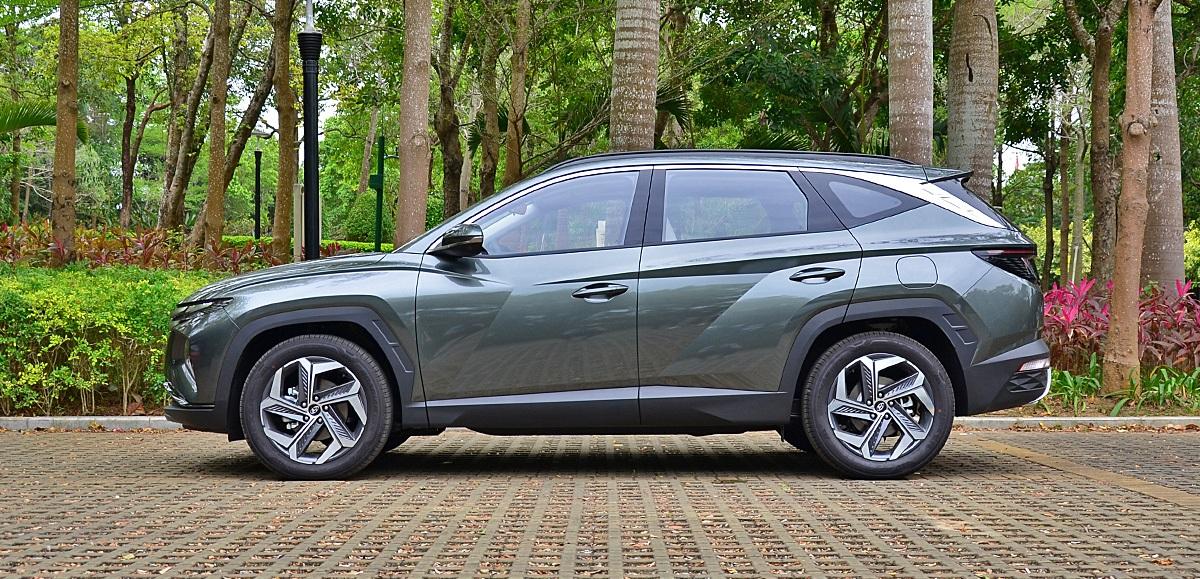 现代途胜价格及图片，小巷深处的汽车探索之旅实拍展示