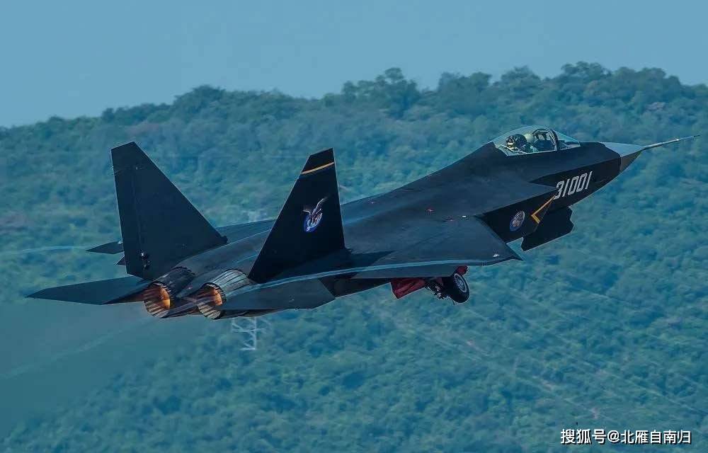 歼31战斗机最新动态揭秘，与自然的完美融合之旅