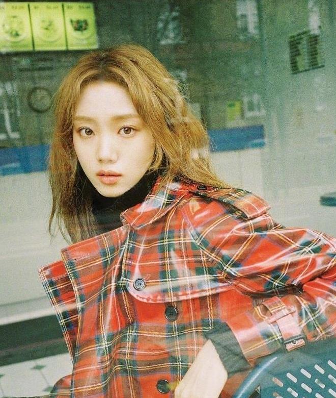 李圣经ins动态揭秘，女神日常精彩纷呈，惊艳全网！