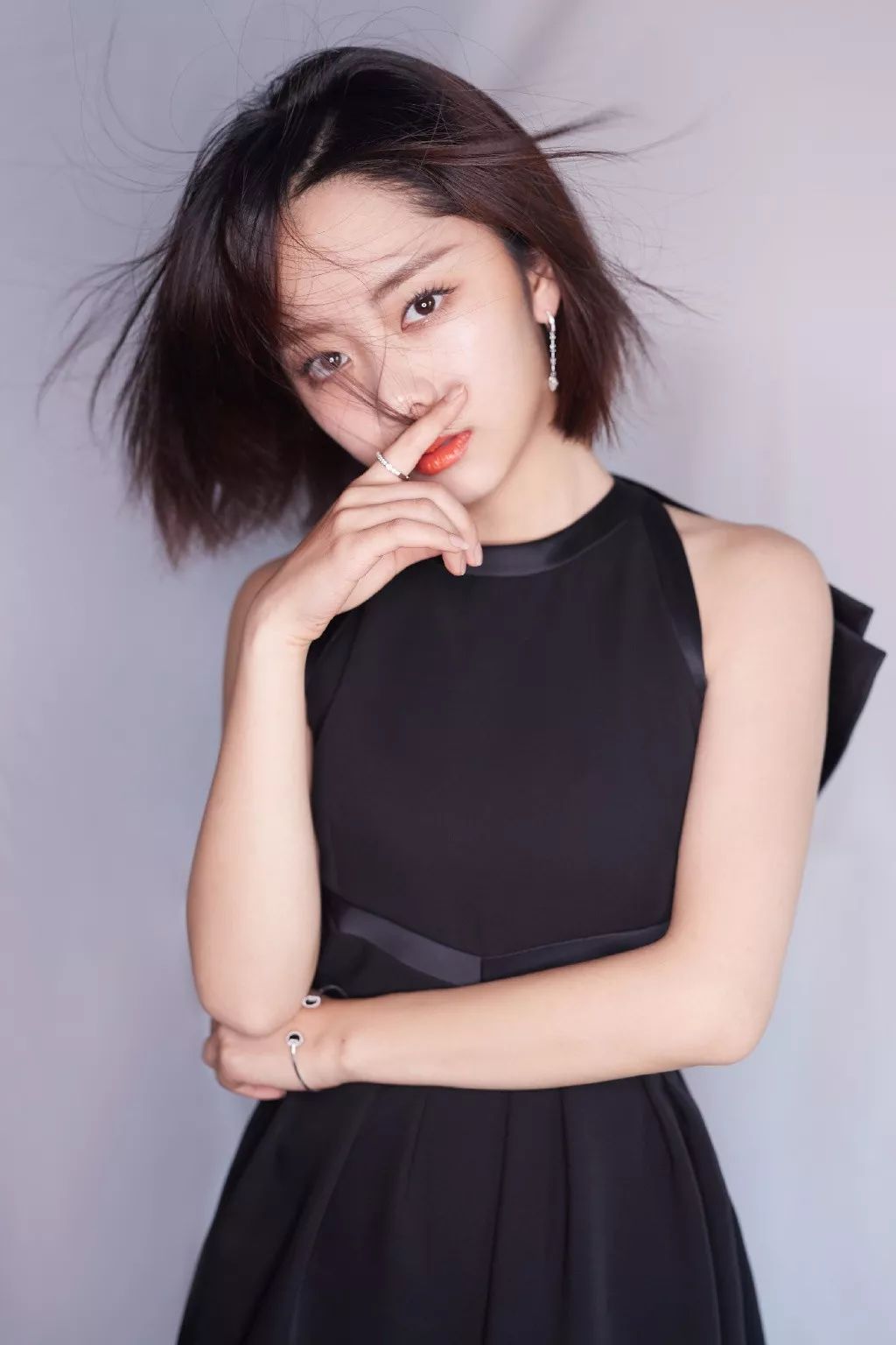 谭松韵短发造型，自信之光闪耀励志之旅