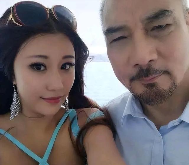 香港演员青春瞬间，变化、自信与成就的力量展现风采瞬间照人光彩。