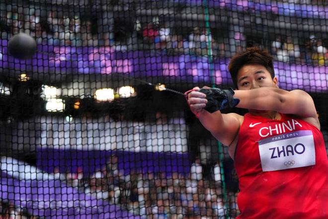 田径比赛Q与小巷运动风尚小店的竞技风采