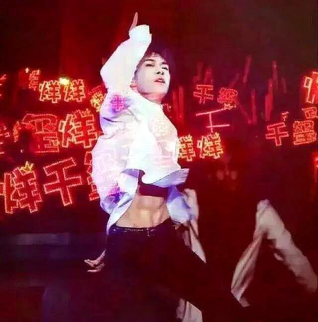 男明星的腰，时尚焦点下的健康关注